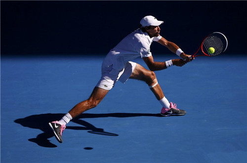 【 网球技巧 】网球场上底线击球的诀窍：释放手臂