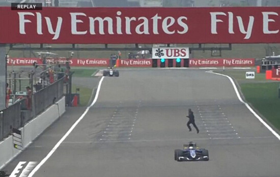 【 2015F1 】F1中国站惊险一幕 男子冲进跑道大喊要开赛车
